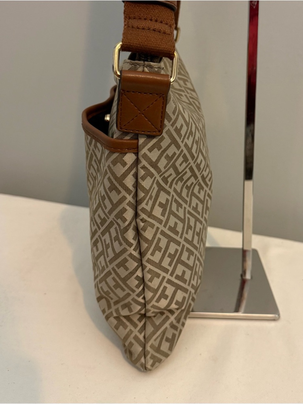 Tommy Hilfiger Crossbody Shoulder Bag Beige Tan Monogram Canvas Brown Strap Y2K - Picture 5 of 16